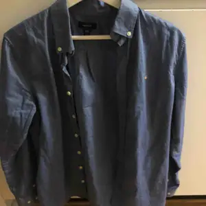 Gant skjorta i storlek 170 men är som storlek S eller en smal M.  Använd endast en gång, är som ny. Säljes endast då den blivit för stor för mig.  Kostade över 1000kr som ny.  Finns i ystad men kan skickas mot fraktkostnad:)
