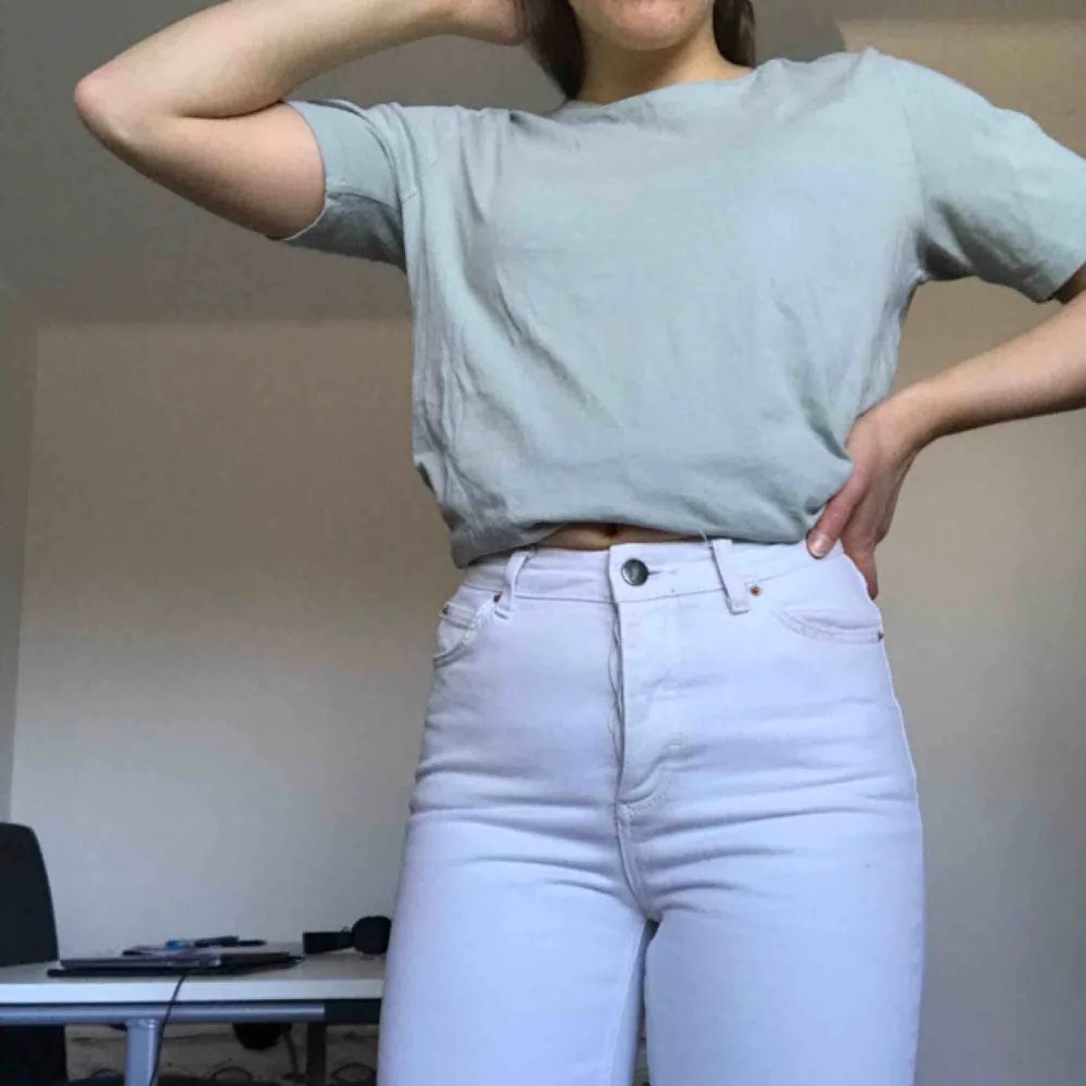 Vita jeans från Topshop som är aningen för tighta för mig. Strl 36. Möter upp i Stockholm eller fraktar men köparen står för frakten 🌸. Jeans & Byxor.
