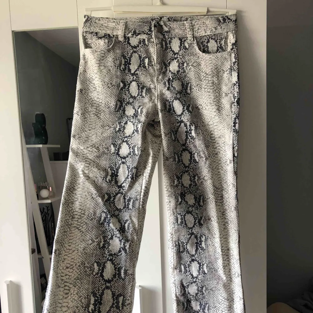 Supersnygga snakeprint jeans från vero Moda . Jeans & Byxor.