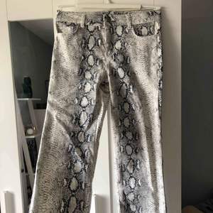 Supersnygga snakeprint jeans från vero Moda 