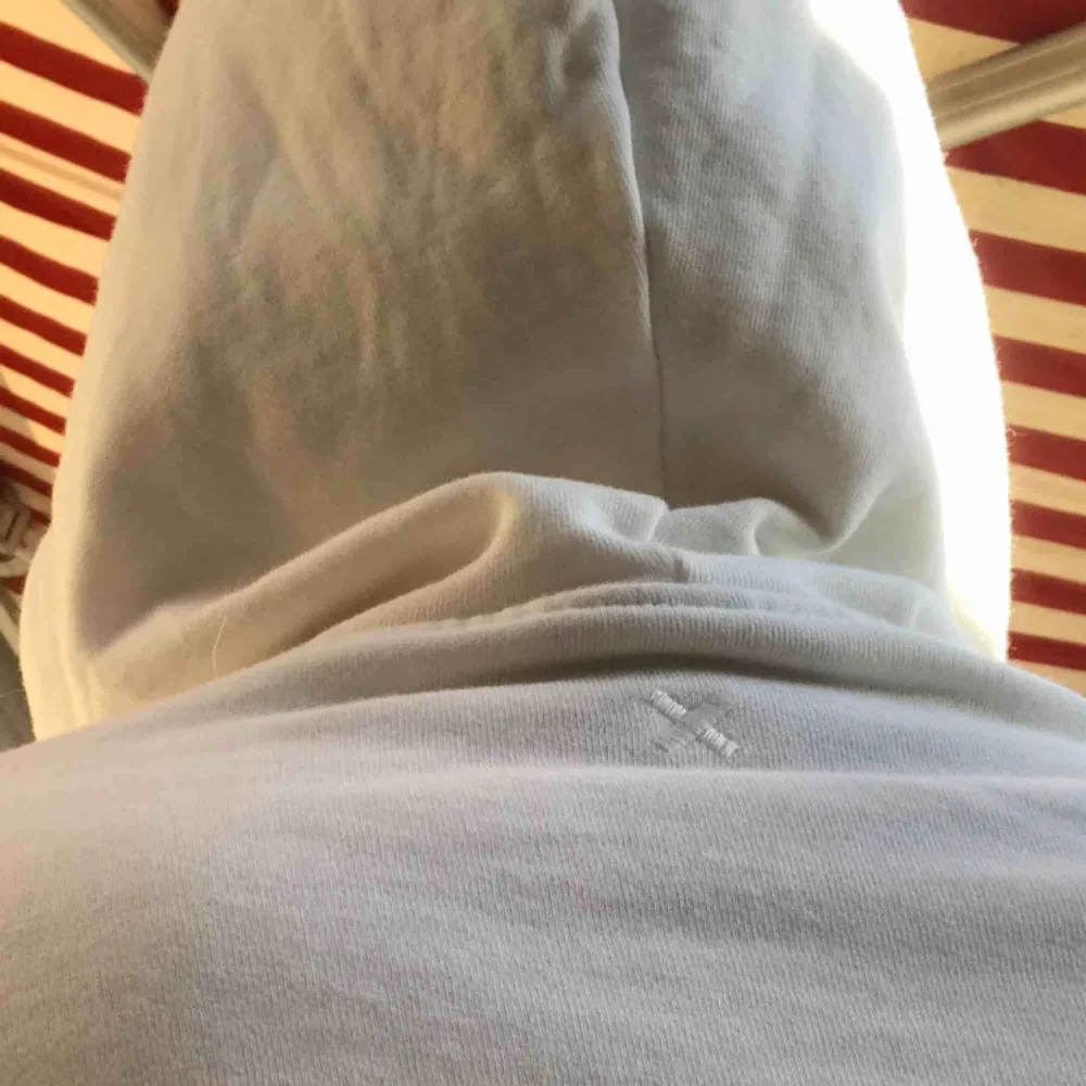 vit hoodie från ASOS, därav ”X”et på ryggen som täcks av luvan. använd EN gång. Hoodies.