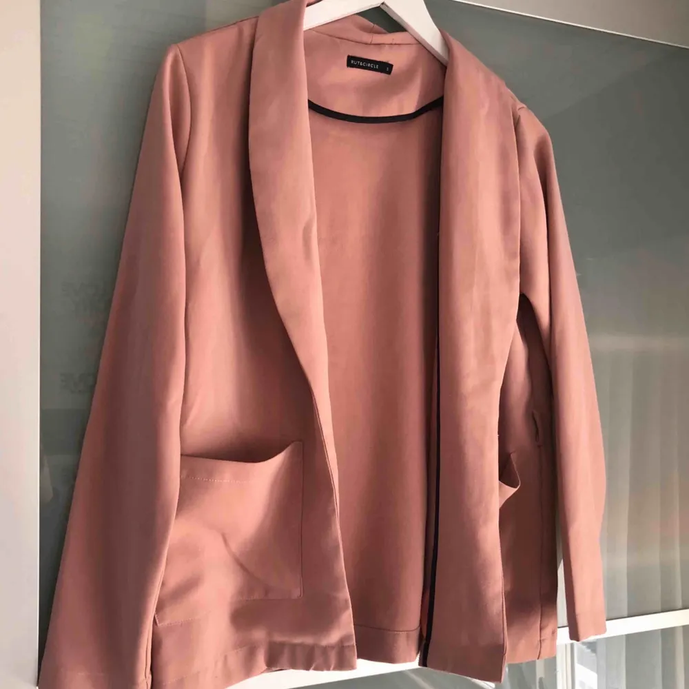 Superfin rosa blazer från Rut & Circle, knyte i midjan. Storlek S. :) Ord. pris 350:-, nytt pris 150:- . Tröjor & Koftor.