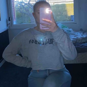 - Snygg cropped sweatshirt från fashionnova. Knappt använd så fortfarande som ny. På trycket står det ”blessed” Frakt tillkommer om man inte kan mötas upp kring Staffanstorp 😊