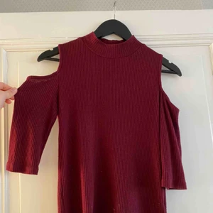  - Cold shoulder tröja från Monki. Den är en lite mörkare ton än på bilden, lite mer vinröd.   Superbra skick!