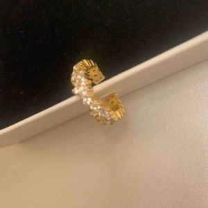  - Earcuff från Safira x Petra Tungården i 18k guldpläterat silver. 