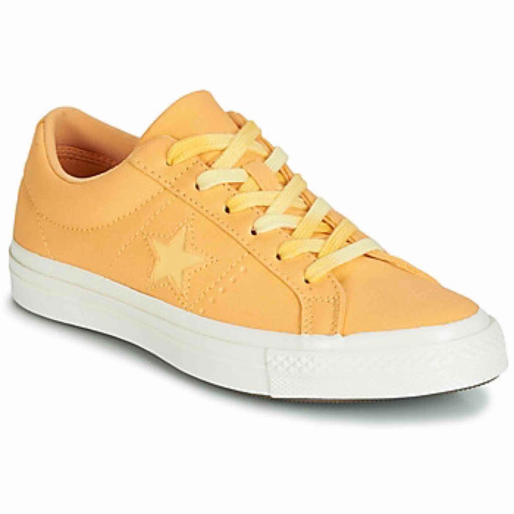 Tjabba,🤩nu säljer jag ett par gul/orangea skor i storleken 36. Dom är använda ett få tal gånger och är i bra skick. Jag Säljer dom för att dom är lite försmå för mig tyvärr.💕. Skor.
