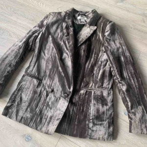  - Kavaj från H&M i krossad sammet. Använd ett fåtal gånger. Riktigt snygg på! 