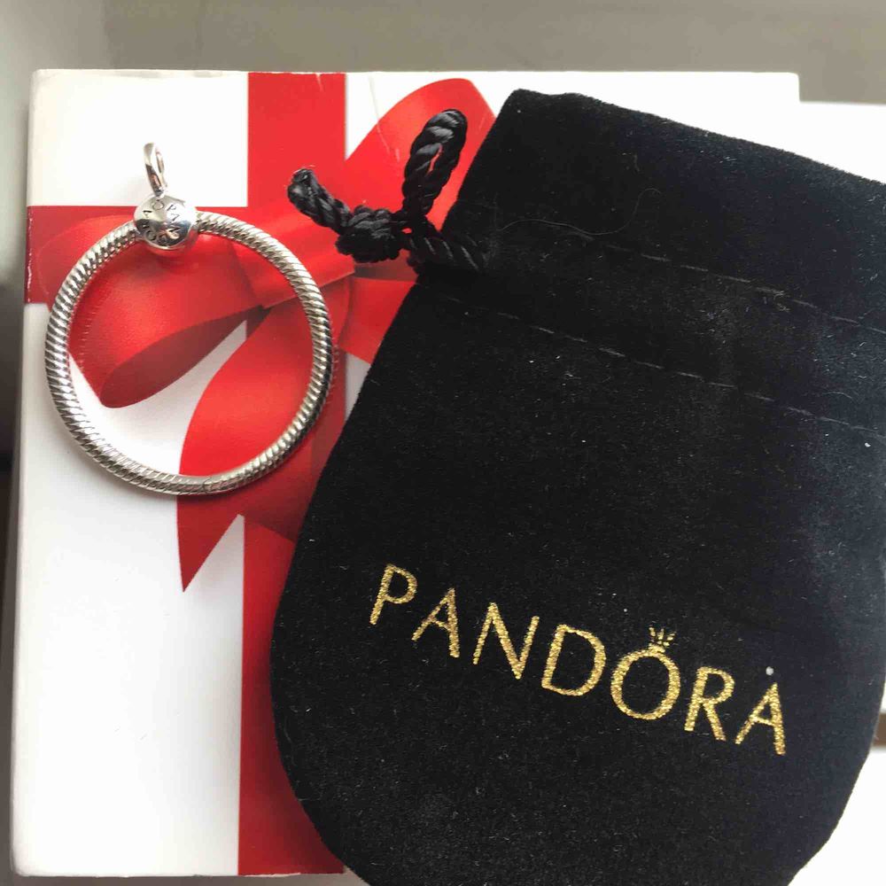 Pandora ring för berlocker. Fick i present, men den är helt oanvänd då jag hellre använder mitt armband. . Accessoarer.