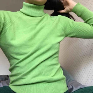  - Grön turtleneck tröja med ribbade ärmar och krage! 
