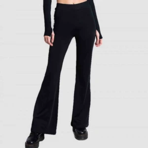  - Aldrig använda. Svarta utsvängda byxor. Skönt material. Frakt ingår inte i priset. 