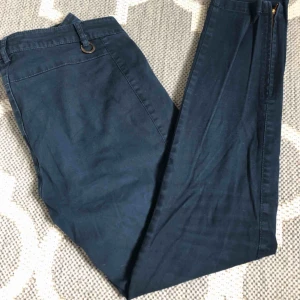 Trekvartslånga byxor - Trekvartslånga byxor från Stockholm LM fint skick. Det är jeansmaterial men de är inte obekväma. Har dragkedjor vid fot anklarna. Är i modellen KIa. Säljer pga de är försmå och inte kommer till användning.Kontakta mig om du har frågor 🙂