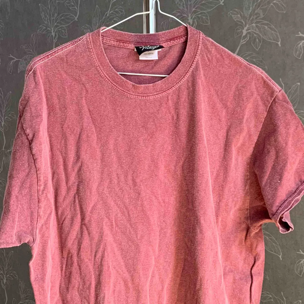 Reclaimed vintage tröja i vinröd. Skönt lite grövre material med en snygg passform.. T-shirts.