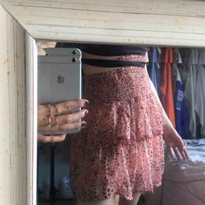 jättefin och gullig kjol köpt från nelly (vero moda). säljer då den inte kommer till använding! använd endast 1 gång så den är så gott som ny