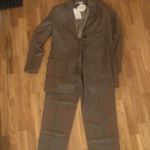  - Set med kavaj & byxa från NAKD! Helt oanvända, kavaj med tags kvar. Säljs då båda plaggen är för stora för mig. Köpare betalar för frakt.