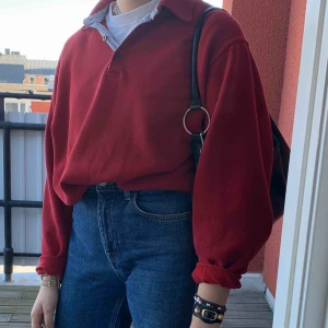  - Säljer min röda favorittröja. Sparsamt använd och otroligt skön 💕 150kr + spårbar frakt eller högsta bud som gäller 🌷