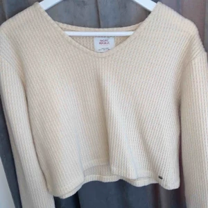  - Beige v-ringad tröja från PULL&BEAR, den är använd en gång och i ett toppskick. Superfin färg och kvalité.