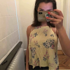  - Säljer denna fina och somriga topp. Inte använd många gånger och därför säljer jag🤩