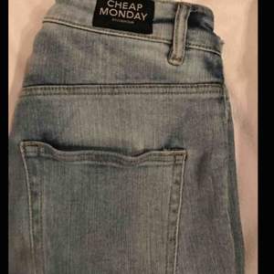 Säljer ett par cheap monday  jeans i storlek 28. För fler bilder skicka privat. Pris kan diskuteras vid snabb affär. 💖
