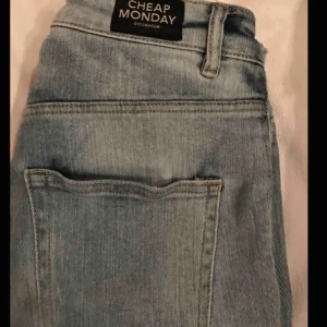  - Säljer ett par cheap monday  jeans i storlek 28. För fler bilder skicka privat. Pris kan diskuteras vid snabb affär. 💖