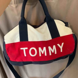  - Väska  Storlek: 32 cm lång 22 cm hög, 20 cm bred Röd, blå, vit Normalt skick Passa bra för gymmet eller en övernattning