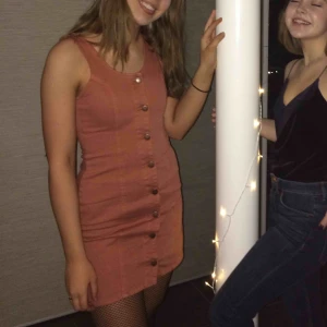  - Såååå fin jeansklänning i stl XS. Köpt på Urban outfitters för ca 600kr, måste sälja pga att den blivit för liten :( Så hoppas att den kan hitta ett nytt hem💛 Kan frakta eller mötas upp i Malmö! 