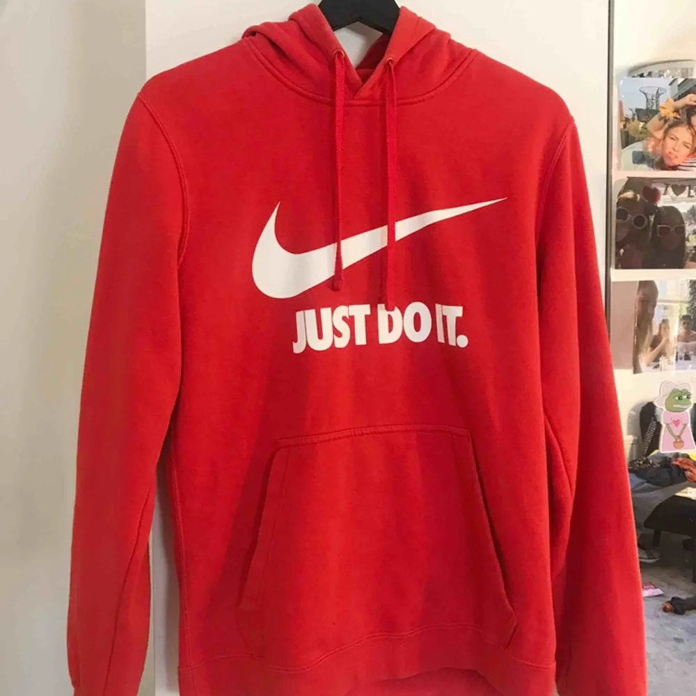 Röd Nike hoodie i storlek S. Sparsamt använd. Köparen står för frakten (58kr) 😊. Hoodies.