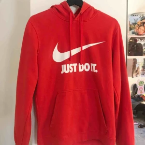 Nike hoodie - Röd Nike hoodie i storlek S. Sparsamt använd. Köparen står för frakten (58kr) 😊