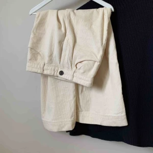  - FRAKT INGÅR! Vita manchesterbyxor, använda EN gång så de är i superbra skick! Skriv bara om du har några frågor <3