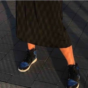  - Säljer nu min Jordan 1 Retro Royal (2017) dom går för ungefär 5000 - 6000 kr nya ! Dom passar mellan 38-40  skulle jag säga då min vän som e 38 kan ha dom men jag som e 40 också kan ha dom! 2000kr!  