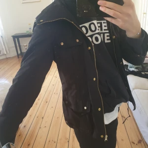 Regnjacka - Svart jacka med gulddetaljer från zara, luva till kommer även ! Felfri