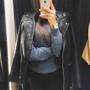  - Cool skinnjacka från Zara som jag älskat men nu blivit för liten. Har tagit väl hand om den så skicket är fortfarande bra! Exklusive frakt🖤