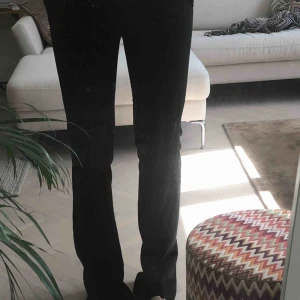  - Säljer mina knappt använda kostymbyxor som jag verkligen älskar men börjar bli för små. Väldigt långa och härliga. Skriv för mer info!