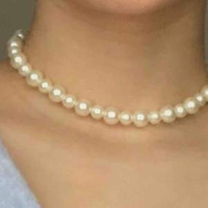 Ett jätte fint pärl-halsband! 🤤🥰 Bra kvalitet och knappats använd, pga inte min stil🥺 Kedjan är lång så man kan ha den både som halsband och choker🦋