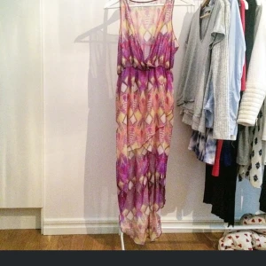  - Snygg fest/sommarklänning i small men även passar en mindre M. 