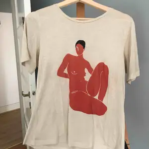 Otroligt mjuk T-shirt med fin illustration från Wera! Knappt använd så i princip som ny! Kan mötas i Malmö eller skicka inom Sverige, köparen står för frakten ✨