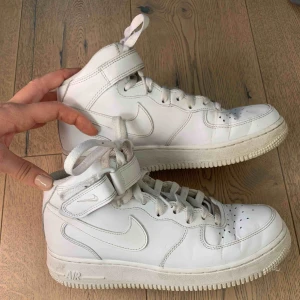  - Säljer ett par Nike air force 1 hightops i storlek 39. Använda ett antal gånger men i bra skick. Kan mötas upp i Stockholm annars står köparen för frakten. Vid snabb och smidig affär kan priset sänkas😊