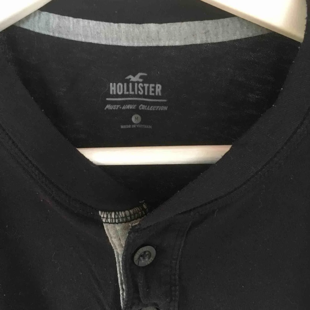Svart skön Hollister t-shirt i fint skick. I storlek Medium. T-shirts.