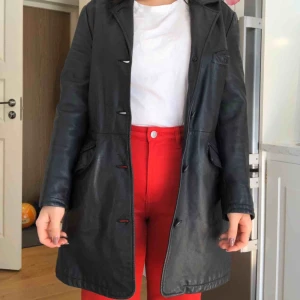  - Vintage läderkappa! Mycket fint skick. Knapparna sitter lite löst men går lätt att fixa. Köparen står för frakt 59kr