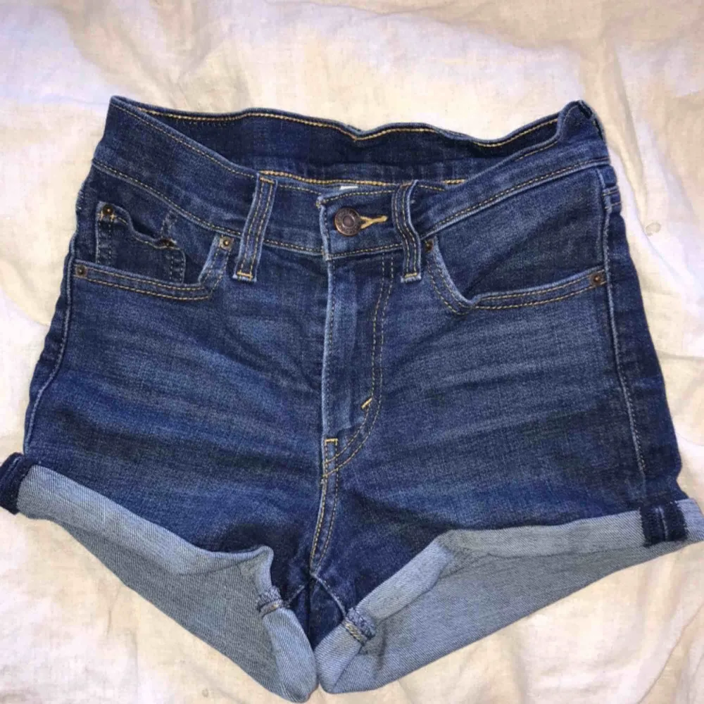 Shorts från Levis! Köparen står för frakt. Shorts.