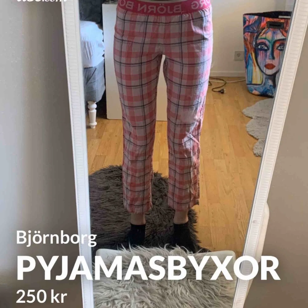 Pyjamasbyxor från Björn Borg, endast använda en gång då jag råka torktumla dem & de krympte.. Byxorna är lite för korta för min smak, är ca 174cm. Inköpta för 400kr, storlek 36 men kan passa mindre och större beroende på längd.. Jeans & Byxor.