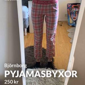 Pyjamasbyxor från Björn Borg, endast använda en gång då jag råka torktumla dem & de krympte.. Byxorna är lite för korta för min smak, är ca 174cm. Inköpta för 400kr, storlek 36 men kan passa mindre och större beroende på längd.