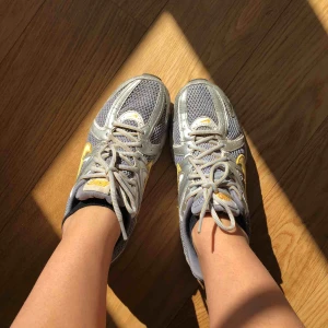  - 24.5 cm snygga retro silvriga Nikes! Köpare står för frakt 59kr