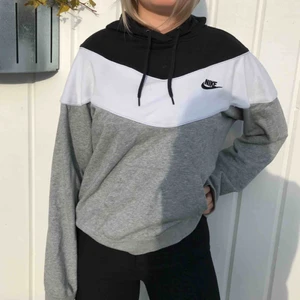 Nike hoodie - Använd fåtal gånger. Köpt för 600 kr. Normal i storleken