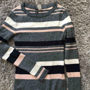  - Söt tröja ifrån H&M , Kappt använd och frakten står köparen för 💕