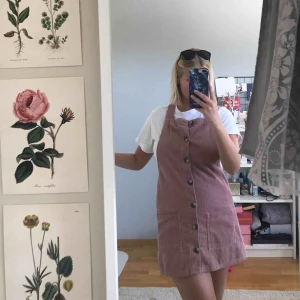  - Säljer denna supersköna hängselklänning som jag köpt i London. Passar även en 36. Använd ett fåtal gånger och är i superfint skick. Kan ta fler bilder för den som önskar. Kan mötas i Stockholm eller frakta. 