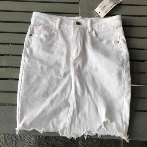  - ❗️helt ny kjol från new yorker ❗️💕💕💕 Bekväm vit kjol. Har inte kommit till användning därför säljer jag den. Prislapp kvar-ny pris 249kr  ❌köparen står för frakt❌ 