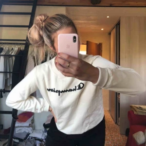  - skitsnygg sweater från Champion som jag köpte i höstas. Passar både xs/s/m beroende på hur man vill att den ska sitta men jag är en S. 💓💜❤️ helt nyskick! börjar budgivning nu som avslutas 23:59 torsdag 16/4, lägg och se bud i kommentarerna! 