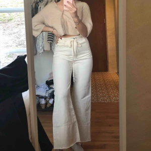  - SÅ fina och söta byxor från weekday som tyvärr blivit lite stora :/❤️ jättefint skärp i sidan och så fin beige färg, jättefina till sommaren! Använt 2 gånger!! Budgivning börjar nu och avslutas 16/4 22:00, se och skriv bud i kommentarerna!! 