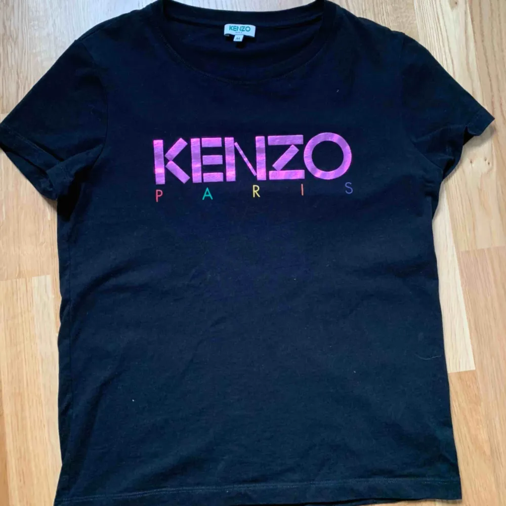 T shirt från Kenzo, använd fåtal gånger. Passar st xs/s. Köpt på NK i Göteborg. T-shirts.
