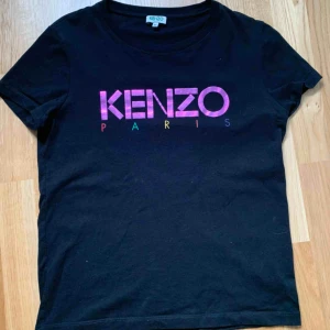  - T shirt från Kenzo, använd fåtal gånger. Passar st xs/s. Köpt på NK i Göteborg